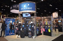 Oceanic es la más conocida del grupo fundado por Bob Hollis, AUP (American Underwater Products) y que incluye a Aeris, Hollis, Oceanpro, Lavacore y Pelagic. Al igual que otros años su presencia es de la más grandes del Show.